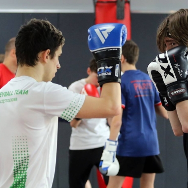 Trening do następnego egzaminu na stopnie kickboxingu pod okiem trenera personalnego