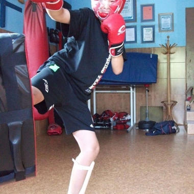 Trening personalny Muay Thai z użyciem tarcz oraz sprzętu ochronnego